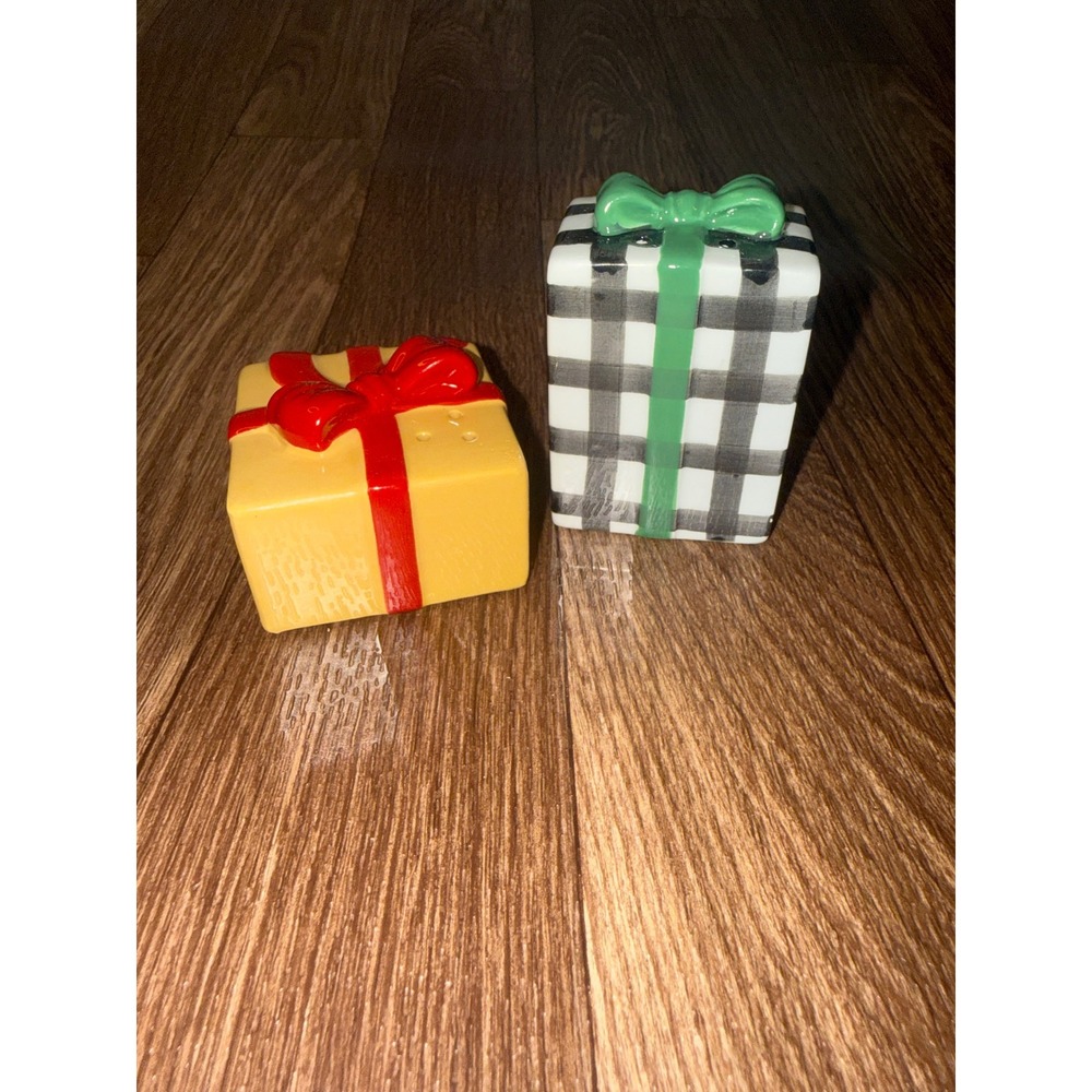 Hallmark Christmas Gift‎ Box Salt and Pepper Shaker Set Buffalo Plaid Yellow Red